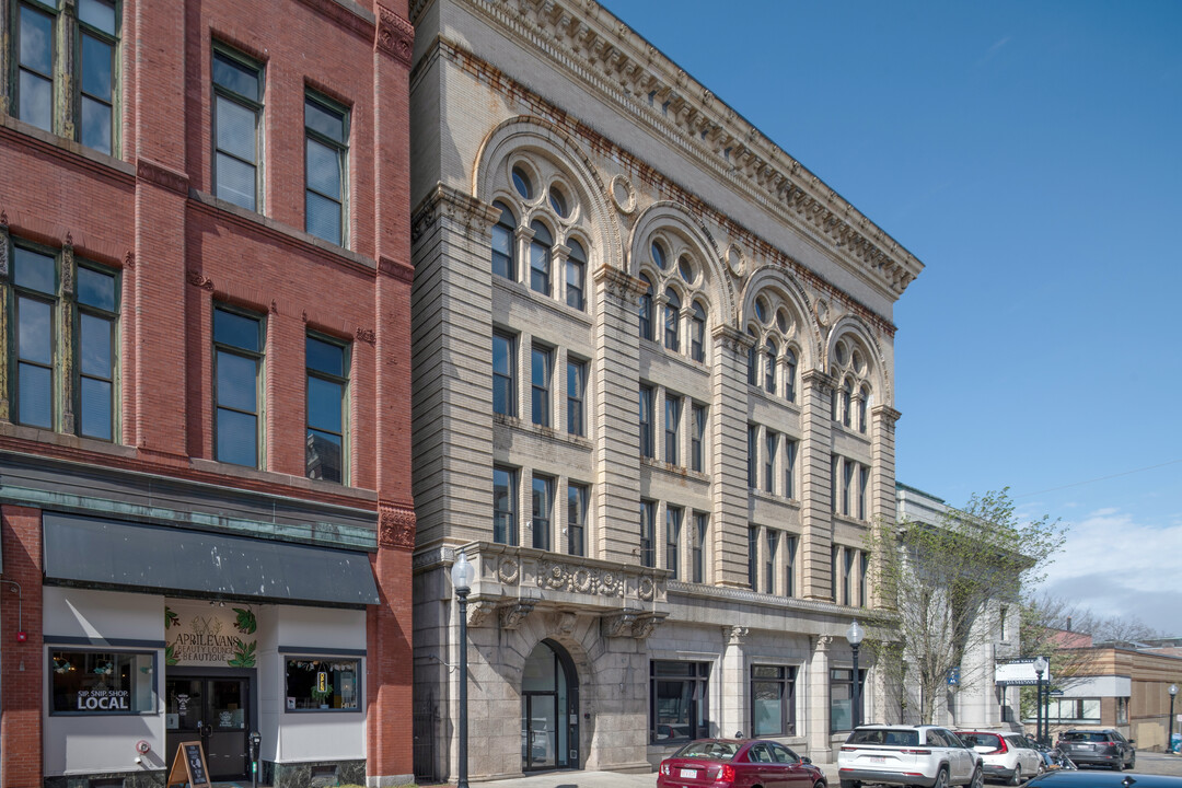 105 William St in New Bedford, MA - Building Photo