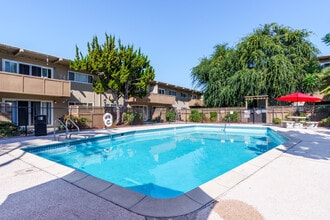 The Majestic Apartments in Hayward, CA - Building Photo - Building Photo