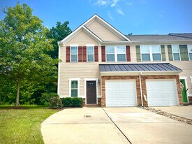 2501 Silverthorn Dr in Charlotte, NC - Building Photo