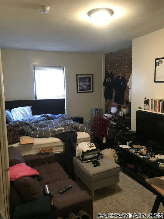 270 Newbury St in Boston, MA - Building Photo