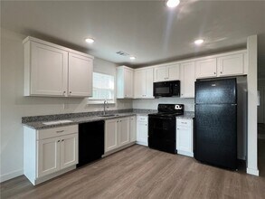 6813 Toby St in Bentonville, AR - Foto de edificio - Building Photo