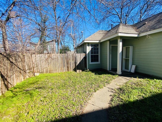 504 W N Loop Blvd in Austin, TX - Building Photo - Building Photo