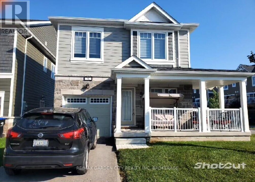 8 Hills Thistle Dr in Wasaga Beach, ON - Building Photo