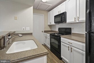 12157 Penderview Terrace in Fairfax, VA - Building Photo - Building Photo