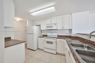 215 SW 42nd Ave, Unit 507 in Coral Gables, FL - Foto de edificio - Building Photo