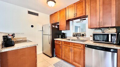 629 Executive Center Dr in West Palm Beach, FL - Foto de edificio - Building Photo