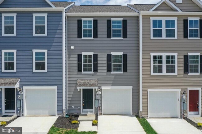 233 Clifton Mnr in Falling Waters, WV - Building Photo - Building Photo