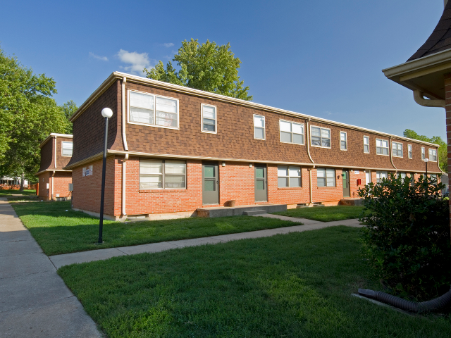 Oakwood Townhomes in Springfield, MO - Foto de edificio - Building Photo