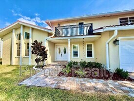 957 Weathersfield Dr in Dunedin, FL - Building Photo