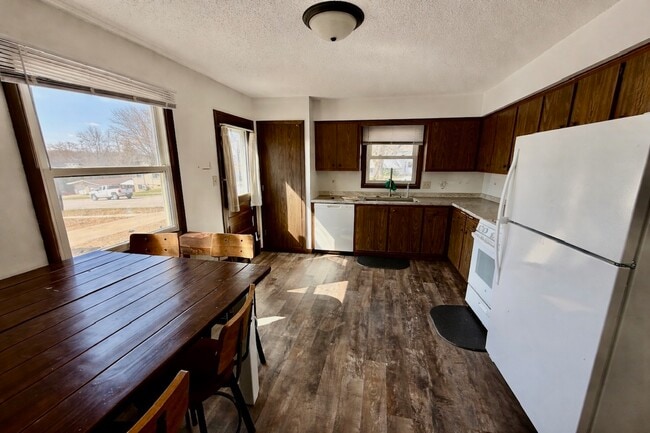 902 Cedar River Dr NW in Waverly, IA - Building Photo - Building Photo