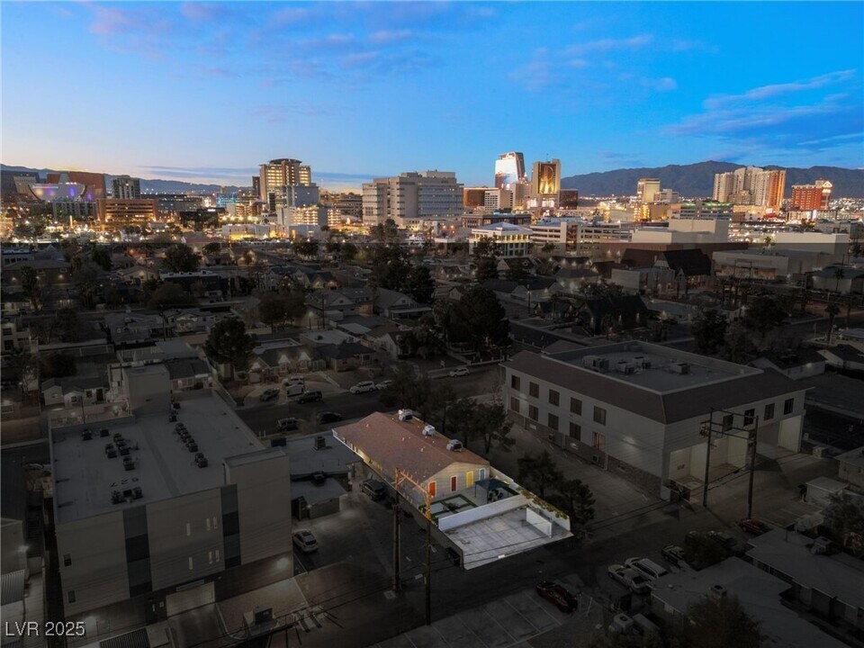 615 S 10th St in Las Vegas, NV - Building Photo