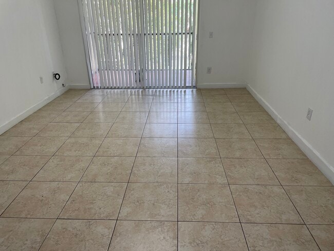 8215 Lake Dr, Unit 307 B in Doral, FL - Building Photo - Building Photo