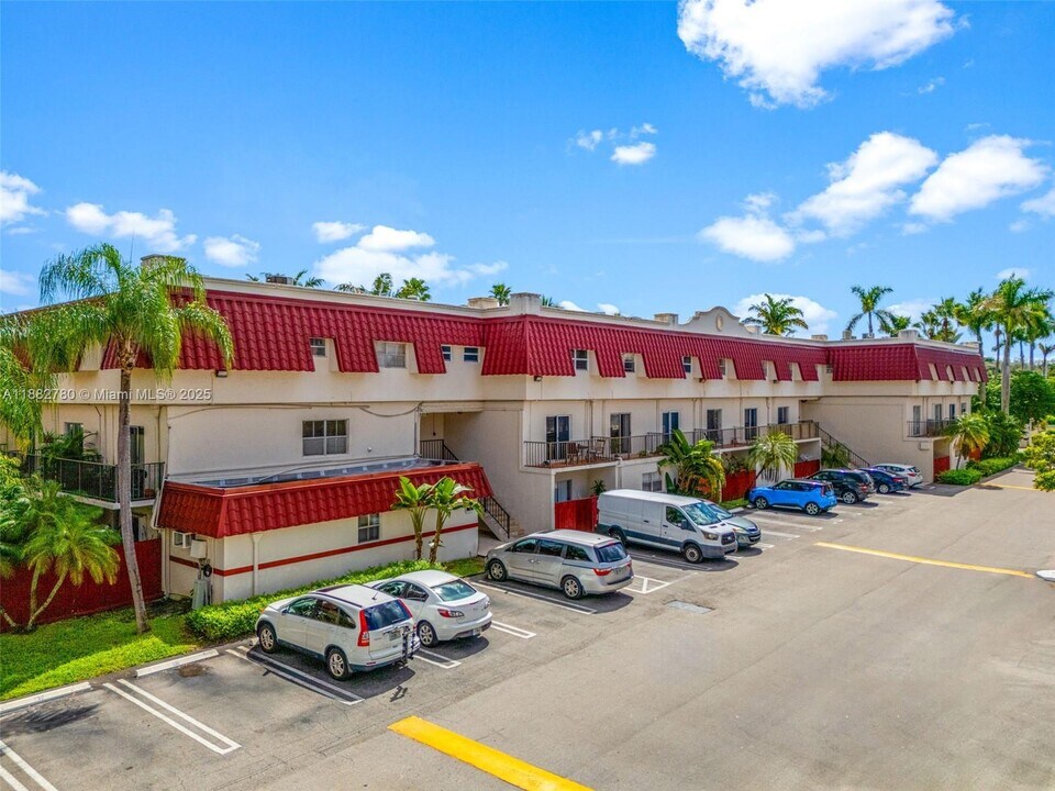 8650 SW 67th Ave in Pinecrest, FL - Foto de edificio
