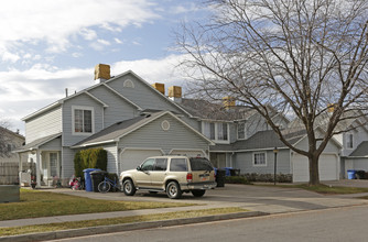 Downs Meadows in Logan, UT - Foto de edificio - Building Photo