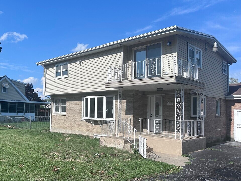 8323 Melvina Ave in Burbank, IL - Building Photo