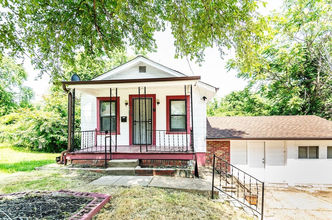 5617 Hodiamont Ave in Jennings, MO - Building Photo