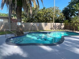 944 Polk St in Hollywood, FL - Building Photo