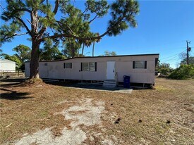 8335 Wooley Dr in North Fort Myers, FL - Building Photo