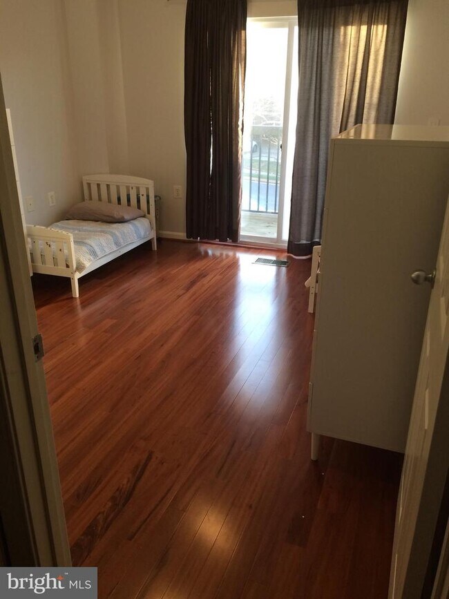 11325 Aristotle Dr-Unit -5-101 in Fairfax, VA - Foto de edificio - Building Photo