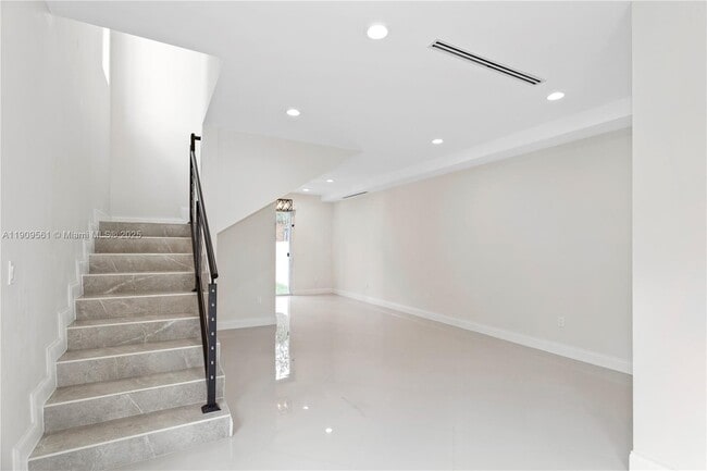 1250 NW 39th St in Miami, FL - Building Photo - Building Photo