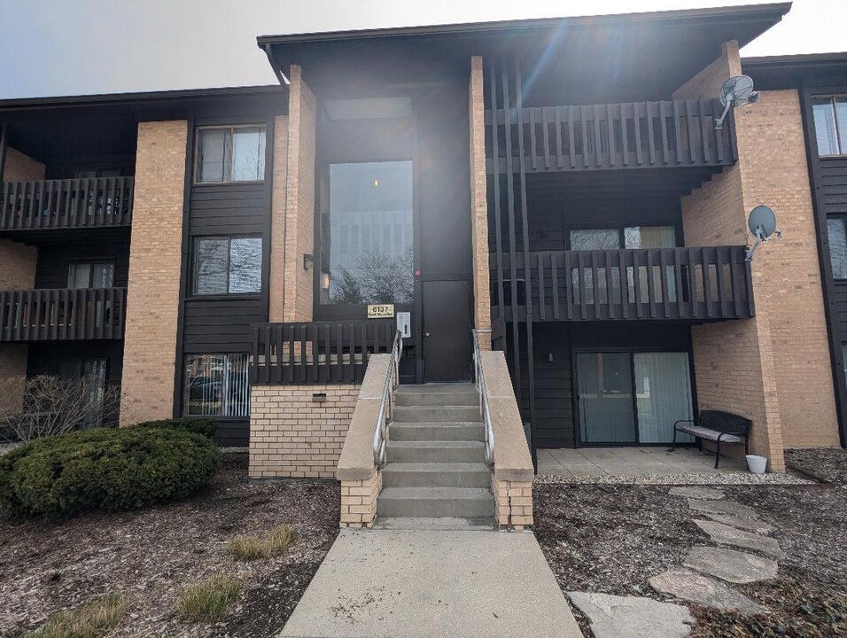 6137 Knoll Wood Rd in Willowbrook, IL - Building Photo