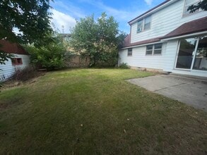 8817 W Herbert Ave in Milwaukee, WI - Foto de edificio - Building Photo