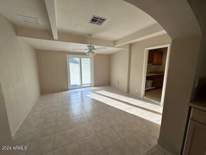 2139 E Betty Elyse Ln in Phoenix, AZ - Building Photo - Building Photo