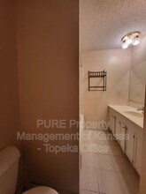 3323 SW Arrowhead Rd in Topeka, KS - Building Photo - Building Photo