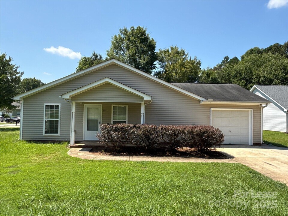 3211 Hubbard Rd in Charlotte, NC - Building Photo