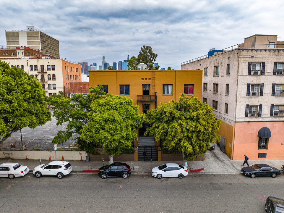 676 S Coronado St in Los Angeles, CA - Building Photo