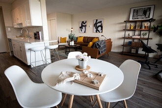 Windsor Park Plaza & Lofts in Edmonton, AB - Building Photo - Building Photo