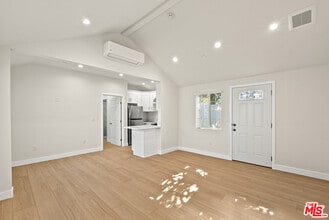 6516 1/2 Beck Ave in Los Angeles, CA - Building Photo - Building Photo