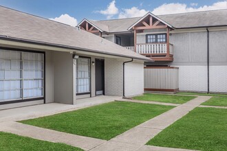 Estrella Park Apartments in Victoria, TX - Building Photo - Building Photo