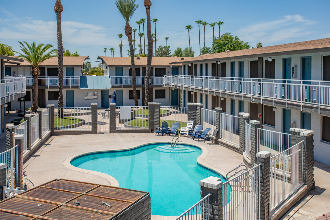 The Retro on 32nd Street Apartments in Phoenix, AZ - Building Photo