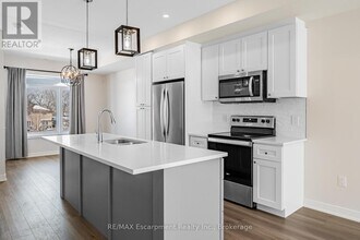 590 N Service Rd in Hamilton, ON - Building Photo - Building Photo