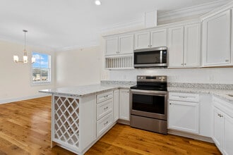 73 W Main St in Clinton, CT - Foto de edificio - Building Photo