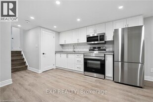 8059 Aintree Dr in Niagara Falls, ON - Building Photo