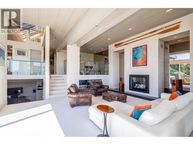 5840 Falcon Rd in West Vancouver, BC - Building Photo - Building Photo