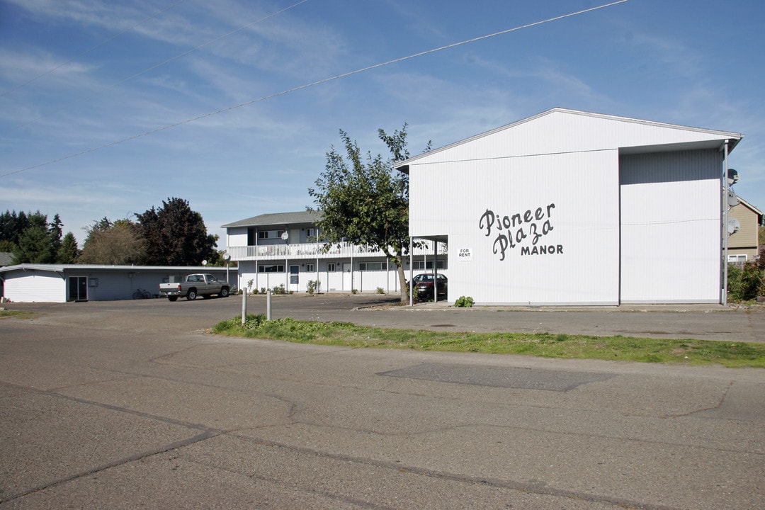 317 E Heintz St in Molalla, OR - Foto de edificio