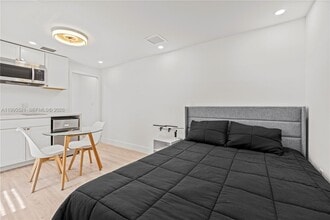 5855 SW 62nd St in Miami, FL - Foto de edificio - Building Photo