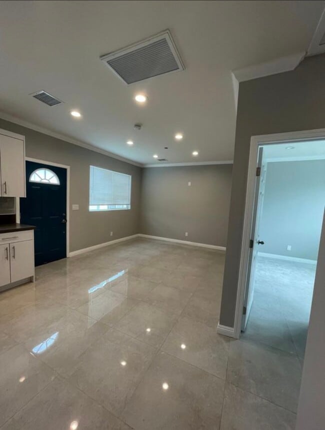 16242 Londelius St in North Hills, CA - Foto de edificio - Building Photo