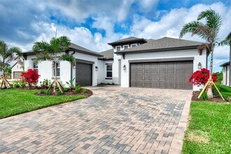5825 Millennium Silver Ct in Sarasota, FL - Building Photo - Building Photo
