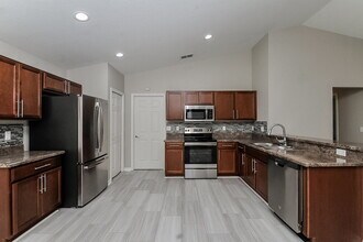 6111 Evansbrook Dr in Zephyrhills, FL - Building Photo - Building Photo