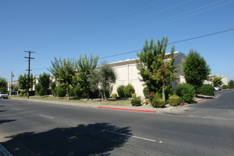 Foxwood Apartments in Porterville, CA - Foto de edificio - Building Photo