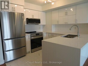 33 Elm Dr W in Mississauga, ON - Building Photo - Building Photo