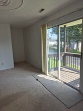 301 Lee Rd, Unit 3 in Follansbee, WV - Foto de edificio - Building Photo