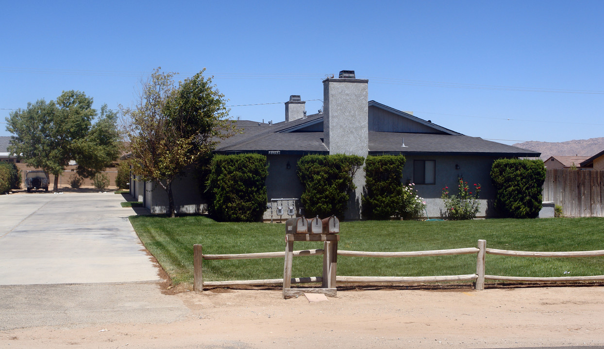 21158 Sitting Bull Rd in Apple Valley, CA - Building Photo