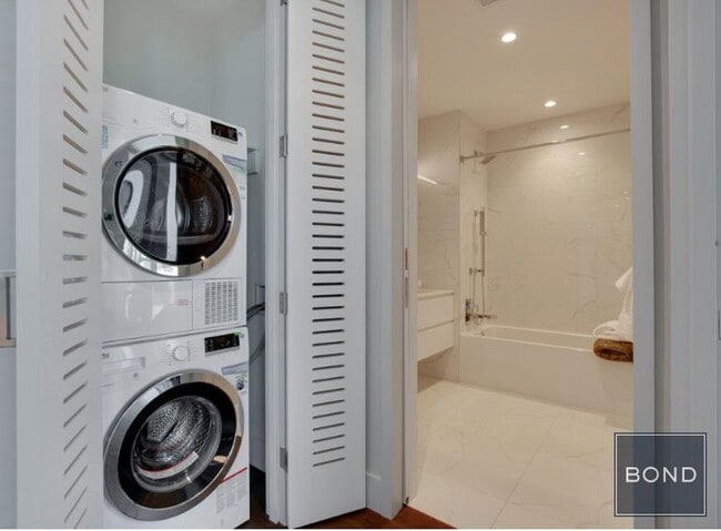222 E 44th St in New York, NY - Building Photo - Building Photo