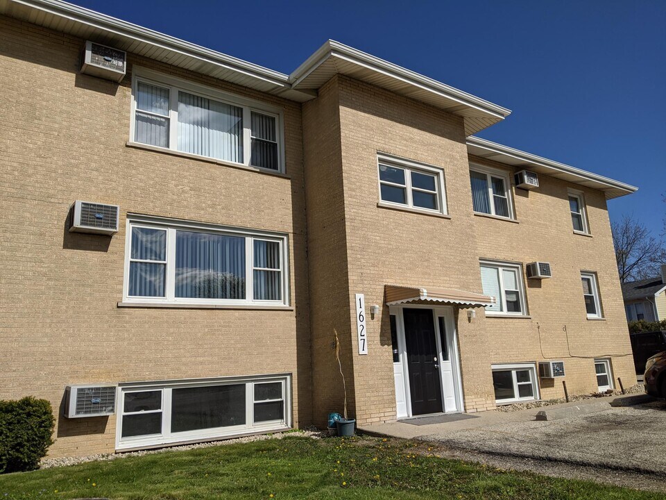 1627 Grove Dr in Round Lake Beach, IL - Building Photo