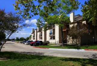 206 Plaza Verde Dr-Unit -M2112 in Houston, TX - Foto de edificio - Building Photo
